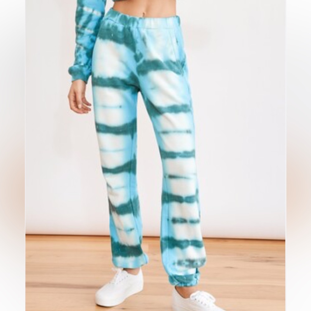 SOMETHING NAVY Livy Tie Dye Sweatpants in Blue